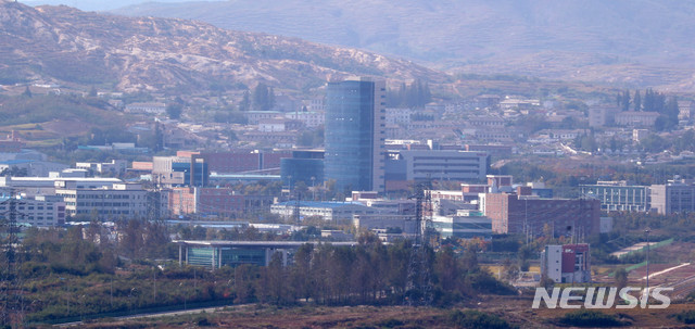 【파주=뉴시스】추상철 기자 = 강경화 외교부 장관이 '개성공단과 금강산관광 정상회'와 관련 미국 정부와 협의한 적이 없다고 밝힌 지난해 10월4일 오후 경기 파주시 도라산전망대에서 바라본 개성공단에는 적막감이 흐르고 있다. 2018.01.16. scchoo@newsis.com