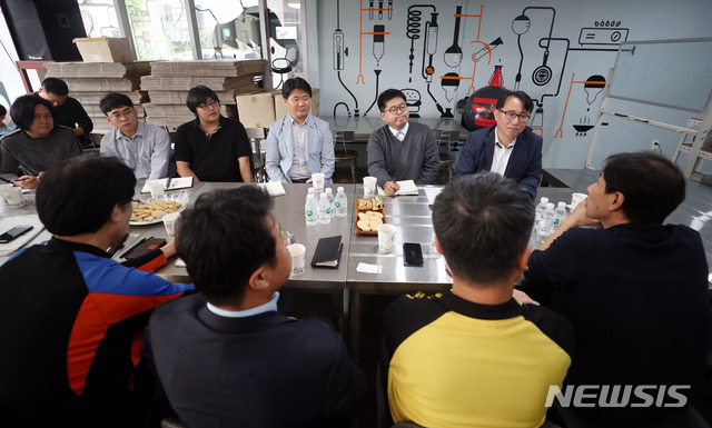 【서울=뉴시스】조성봉 기자 = 4일 오후 서울 마포구 봉구스밥버거 본사에서 네네치킨 현광식(뒷줄 오른쪽) 대표이사와 한열(앞줄 오른쪽) 봉구스밥버거가맹점협의회 대표를 비롯한 점주들이 '봉구스밥버거 네네치킨 매각 사실 미공개', '주문 결제 시스템인 포스기기 교체비용 40억원 채무문제' 등과 관련해 이야기를 나누고 있다. 2018.10.04.suncho21@newsis.com