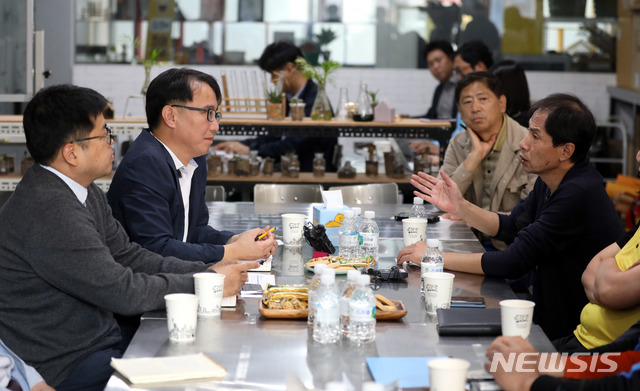 【서울=뉴시스】조성봉 기자 = 4일 오후 서울 마포구 봉구스밥버거 본사에서 네네치킨 현광식(왼쪽 두번째) 대표이사와 한열(오른쪽) 봉구스밥버거가맹점협의회 대표를 비롯한 점주들이 '봉구스밥버거 네네치킨 매각 사실 미공개', '주문 결제 시스템인 포스기기 교체비용 40억원 채무문제' 등과 관련해 이야기를 나누고 있다. 2018.10.04.suncho21@newsis.com