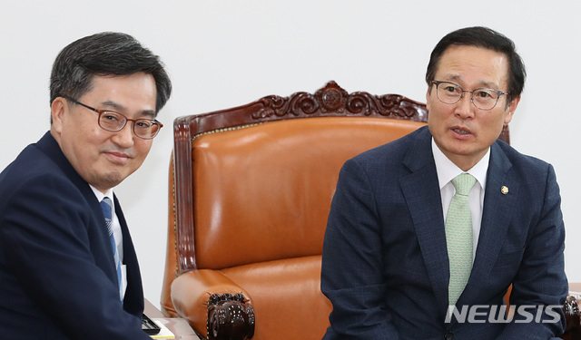 【서울=뉴시스】이종철 기자&nbsp; = 김동연 경제부총리 겸 기획재정부 장관이 4일 오후 서울 여의도 국회 운영위원장실에서 홍영표 민주당 원내대표를 만나&nbsp; 현안을 논의하고 있다. 2018.10.04.jc4321@newsis.com