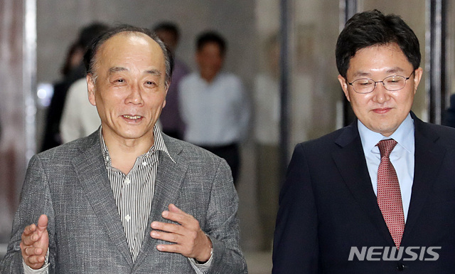 【서울=뉴시스】이종철 기자 = 자유한국당 조직강화특별위원회 외부위원으로 내정된 전원책 변호사(왼쪽)가 김용태 조직강화특별위원회 위원장과 4일 서울 여의도 국회에서 열린 기자간담회에 참석하면서 의견을 나누고 있다. 2018.10.04. jc4321@newsis.com