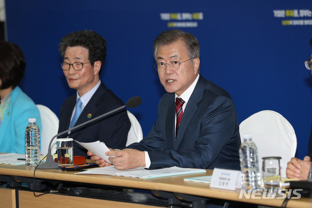 【청주=뉴시스】김민수 수습기자 = 문재인 대통령이 4일 충북 청주 SK 하이닉스에서 열린 제 8차 일자리위원회에서 발언 하고 있다. 2018.10.04. kms0207@newsis.com