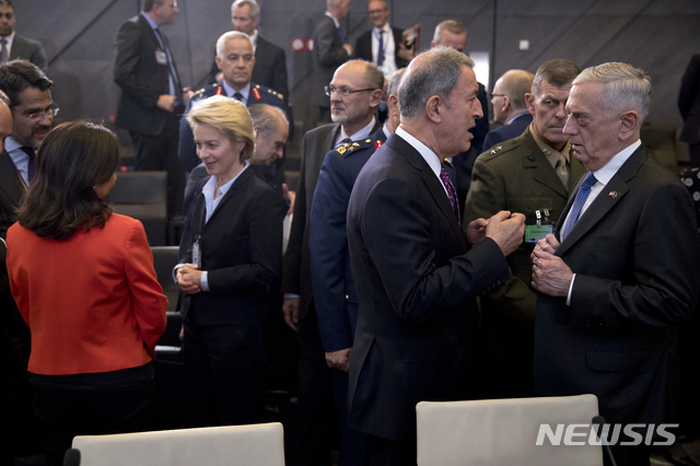 【브뤼셀(벨기에)=AP/뉴시스】제임스 매티스 미국 국방장관(오른쪽)이 4일 벨기에 브뤼셀의 나토(북대서양조약기구) 본부에서 나토 국방장관회담 이틀째 회의 도중 훌루시 아카르 터키 국방장관(오른쪽 2번째)과 이야기를 나누고 있다. 매티스 장관은 이날 러시아의 중거리핵전력(INF) 조약 위반이 계속되면 미국도 그에 상응해 군사 능력을 강화할 것이라고 경고했다. 2018.10.4
