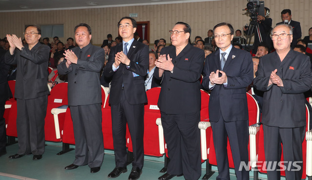 【평양=뉴시스】 사진공동취재단 = 조명균 통일부 장관과 이해찬 더불어민주당 대표, 리선권 조국평화통일위원회 위원장을 비롯한 남북 관계자들이 4일 오후 평양대극장에서 열린 10.4선언 11주년 기념 민족통일대회 환영공연에 참석해 박수를 치고 있다.&nbsp; 왼쪽 두번째부터 리선권 조국평화통일위원회 위원장, 조명균 통일부 장관,&nbsp; 김영대 조선사회민주당 중앙위원회 위원장(최고인민회의 부의장), 이해찬 더불어민주당 대표. 2018.10.04. photo@newsis.com