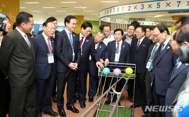 【평양=뉴시스】 사진공동취재단 = 조명균 통일부 장관과 이해찬 더불어민주당 대표를 비롯한 참석자들이 4일 오후 평양 과학기술전당을 참관하고 있다. 2018.10.04. photo@newsis.com