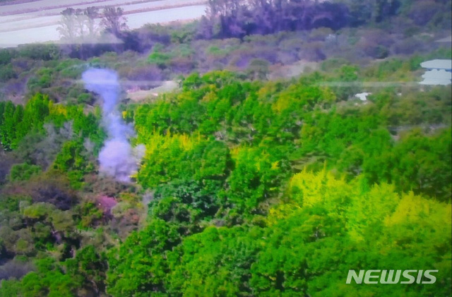 【서울=뉴시스】 김진아 기자 = 국방부가 북측이 4일 오전 11시55분께 판문점 공동경비구역(JSA) 비무장화를 위한 지뢰 탐색간 발견한 지뢰 1발을 폭파한 사실을 확인했다고 밝혔다. 사진은 JSA 북측 지뢰 폭발 모습. 2018.10.04. (사진=국방부 제공) photo@newsis.com