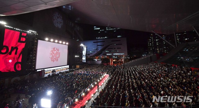 【부산=뉴시스】 하경민 기자= 4일 오후 부산 해운대구 영화의전당에서 열린 제23회 부산국제영화제 개막식에 참가한 영화인들이 관객들의 환호를 받으며 레드카펫을 지나고 있다. 올해 영화제는 개막작 윤재호 감독의 '뷰티불 데이즈'(Beautiful Days)를 시작으로 오는 13일까지 열흘 동안 5개 극장의 30개 상영관에서 79개국 323편의 작품을 상영한다. 2018.10.04. yulnetphoto@newsis.com
