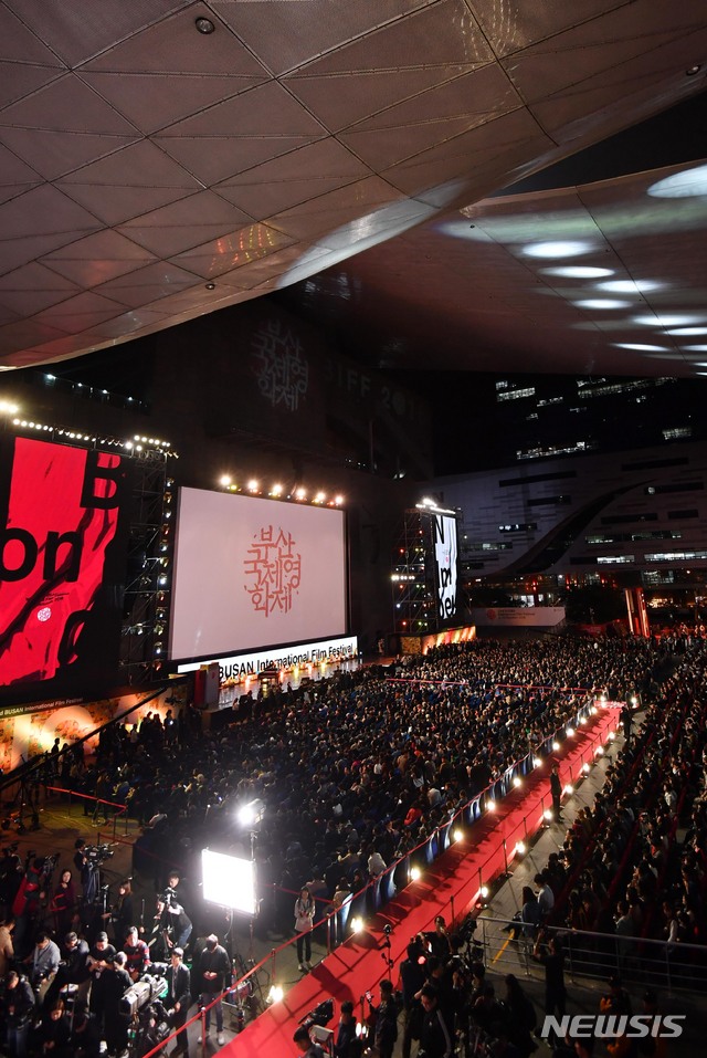 【부산=뉴시스】 하경민 기자= 4일 오후 부산 해운대구 영화의전당에서 열린 제23회 부산국제영화제 개막식에 참가한 영화인들이 관객들의 환호를 받으며 레드카펫을 지나고 있다. 올해 영화제는 개막작 윤재호 감독의 '뷰티불 데이즈'(Beautiful Days)를 시작으로 오는 13일까지 열흘 동안 5개 극장의 30개 상영관에서 79개국 323편의 작품을 상영한다. 2018.10.04. yulnetphoto@newsis.com