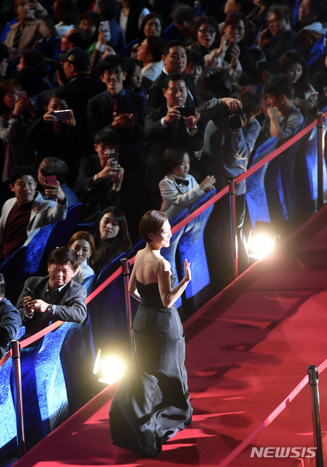 【부산=뉴시스】 하경민 기자= 지난해 10월4일 오후 부산 해운대구 영화의전당에서 열린 제23회 부산국제영화제 개막식에 참석한 배우 한예리가 관객들의 환호를 받으며 레드카펫을 지나고 있다. 올해 영화제는 개막작 윤재호 감독의 '뷰티불 데이즈'(Beautiful Days)를 시작으로 오는 13일까지 열흘 동안 5개 극장의 30개 상영관에서 79개국 323편의 작품을 상영한다. 2018.10.04. yulnetphoto@newsis.com