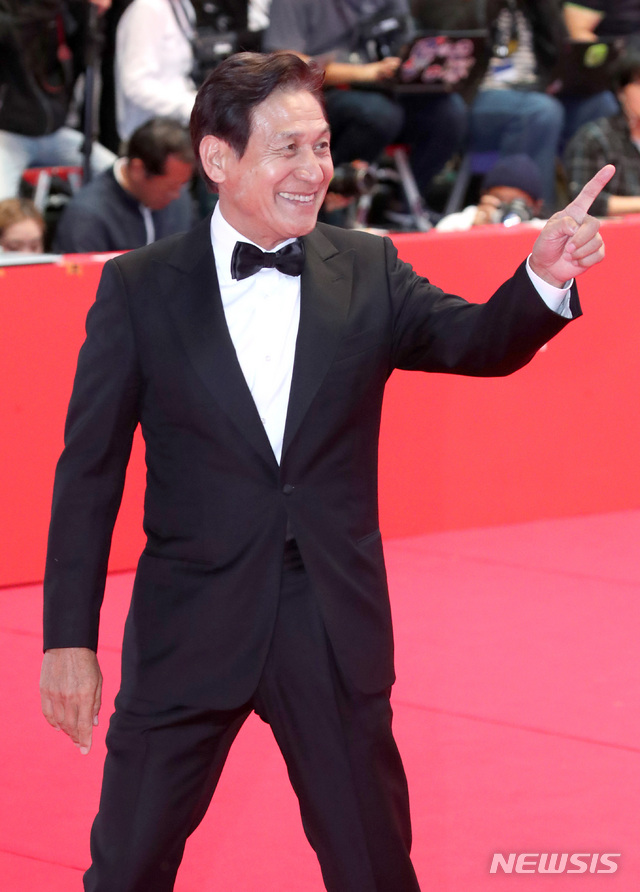 【부산=뉴시스】김선웅 기자 = 배우 안성기가 4일 오후 부산 해운대구 영화의전당에서 열린 제23회 부산국제영화제 개막식에서 레드카펫을 밟고 있다. 2018.10.04. mangusta@newsis.com
