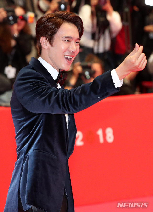 【부산=뉴시스】김선웅 기자 = 배우 유연석이 4일 오후 부산 해운대구 영화의전당에서 열린 제23회 부산국제영화제 개막식에서 레드카펫을 밟고 있다. 2018.10.04. mangusta@newsis.com