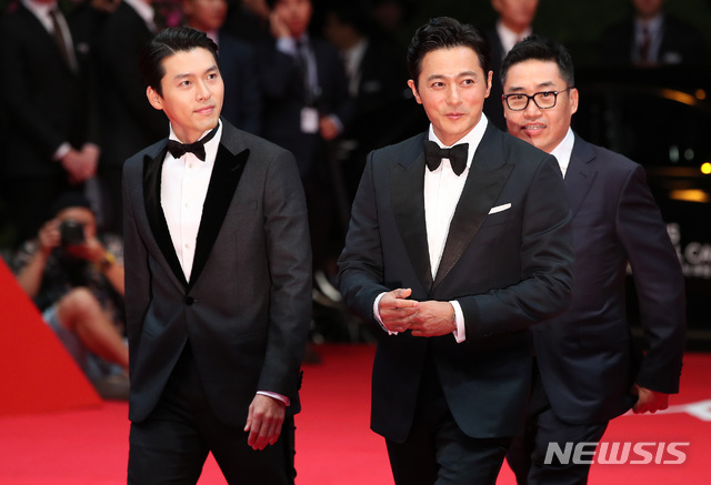 【부산=뉴시스】김선웅 기자 = 배우 현빈(왼쪽)과 장동건이 4일 오후 부산 해운대구 영화의전당에서 열린 제23회 부산국제영화제 개막식에서 레드카펫을 밟고 있다. 2018.10.04. mangusta@newsis.com
