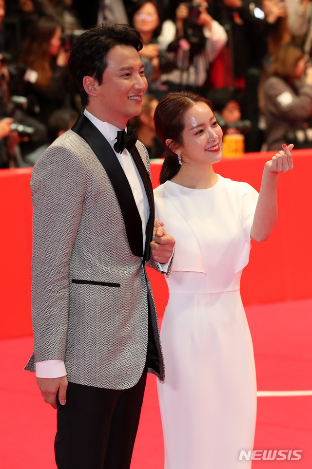 【부산=뉴시스】김선웅 기자 = 배우 김남길과 한지민이 4일 오후 부산 해운대구 영화의전당에서 열린 제23회 부산국제영화제 개막식에서 레드카펫을 밟고 있다. 2018.10.04. mangusta@newsis.com