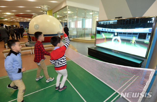  【평양=뉴시스】 사진공동취재단 = 조명균 통일부장관을 비롯한 10.4 남북 공동 기념행사 참석차 4일 평양을 방문한 민관 방북단에 과학기술전당을 공개한 가운데 과학기술전당을 찾은 아이들이 시뮬레이션으로 테니스를 쳐 보고 있다. 2018.10.04.&nbsp;&nbsp;&nbsp;&nbsp; photo@newsis.com&nbsp; 