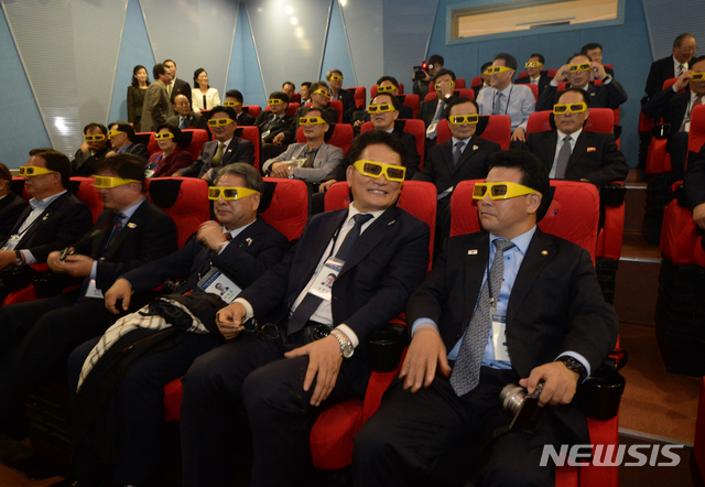 조명균 통일부장관을 비롯한 10.4 남북 공동 기념행사 참석차 4일 평양을 방문한 민관 방북단에 과학기술전당을 공개한 가운데 참가자들이 입체상영관에서 영화를 보고 있다.&nbsp; 평양사진공동취재단