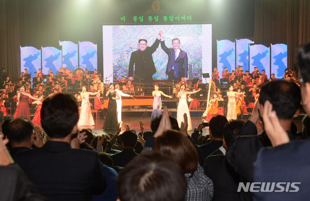 4일 저녁 평양에서 열린 10·4선언 합의 11년 만에 처음으로 열리는 남북 공동 기념행사중 평양대극장에서 열린 환영공연이 열리고 있다.&nbsp; 평양사진공동취재단