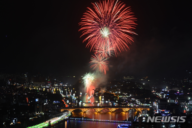 【진주=뉴시스】정경규 기자 = 경남 진주남강유등축제 불꽃놀이. 