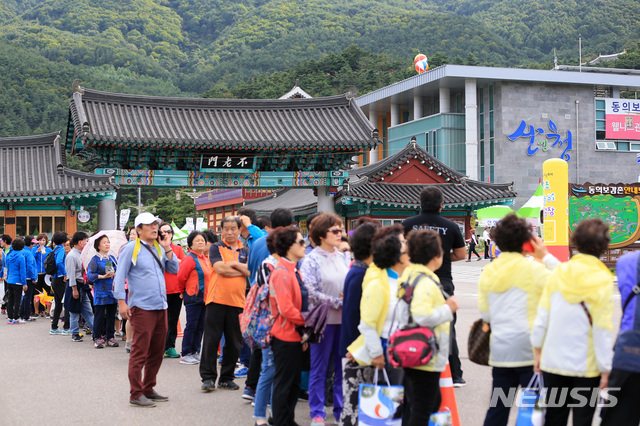 【산청=뉴시스】정경규 기자 = 경남 산청한방약초축제장 불로문 앞에 모인 인파들. 