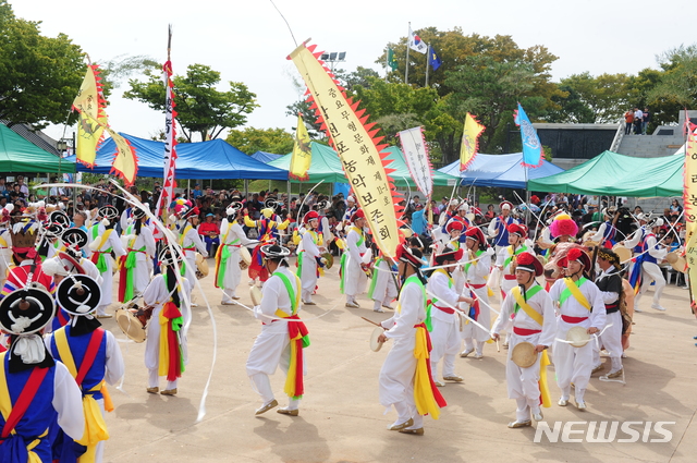 【진주=뉴시스】정경규 기자 = 진주삼천포 농악보존회 공연 모습.