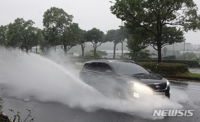 【제주=뉴시스】배상철 기자 = 제25호 태풍 ‘콩레이’(KONG-REY)가 제주를 향해 북상하면서 많은 비를 뿌리고 있는 가운데 5일 오후 제주국제공항 앞 도로가 물바다가 됐다. 2018.10.05. bsc@newsis.com 