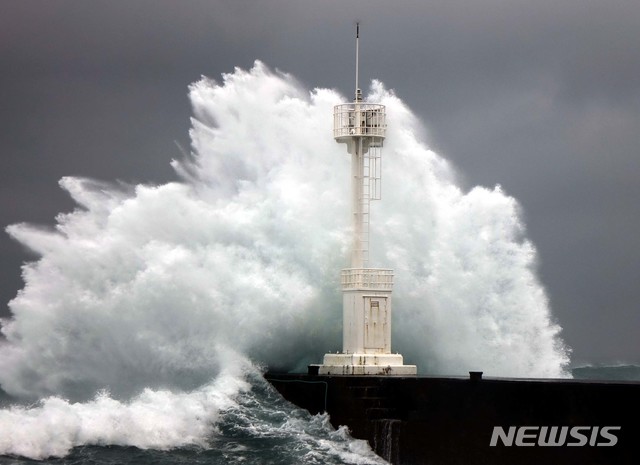【제주=뉴시스】강정만 기자 = 제25호 태풍 '콩레이'가 근접하고 있는 5일 오후 제주도 서귀포시 남원읍 태흥2리 포구에 파도가 태풍의 위력을 보여주려는 듯 등대 높이까지 치솟고 있다. 2018.10.05&nbsp; kjm@newsis.com
