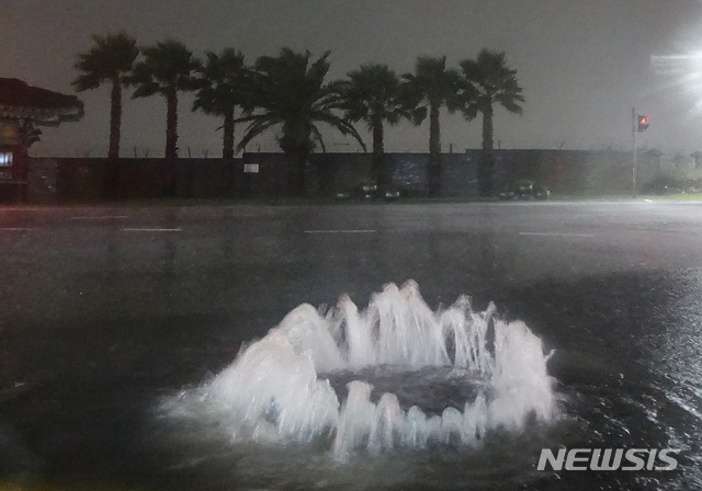 【제주=뉴시스】배상철 기자 = 폭우를 동반한 제25호 태풍 '콩레이'가 근접하고 있는 5일 오후 제주시 도로에 있는 하수도관이 역류하고 있다. 2018.10.05.bsc@newsis.com