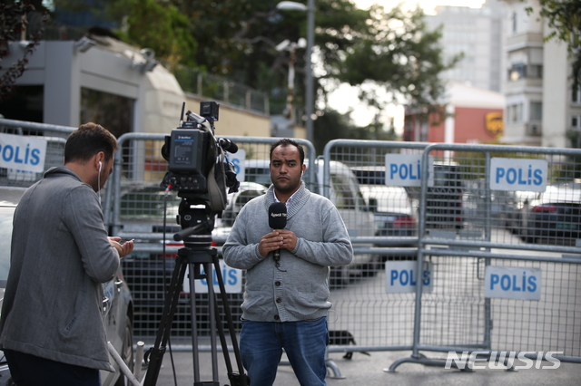 【이스탄불( 터키) = AP/뉴시스】 10월 4일 터키의 이스탄불 주재 사우디 아라비아영사관으로 통하는 도로를 경찰이 차단하자 취재진들이 철책 밖에서 보도를 진행하고 있다. 워싱턴포스트는 2일부터 실종상태인 자사 고정기고가 자말 카쇼기가 영사관내에서 사우디 특공대에게 피살당했다고 터키 경찰이 제보해왔다고 보도했다.&nbsp;&nbsp; 