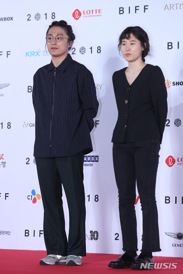 【부산=뉴시스】조수정 기자 = 영화 '메기' 이옥섭 감독, 배우 구교환(왼쪽)이 4일 오후 부산 해운대구 우동 영화의전당에서 열린 제23회 부산국제영화제(BIFF) 개막식에 참석하기 위해 레드카펫을 밟고 있다.&nbsp; 2018.10.04. chocrystal@newsis.com