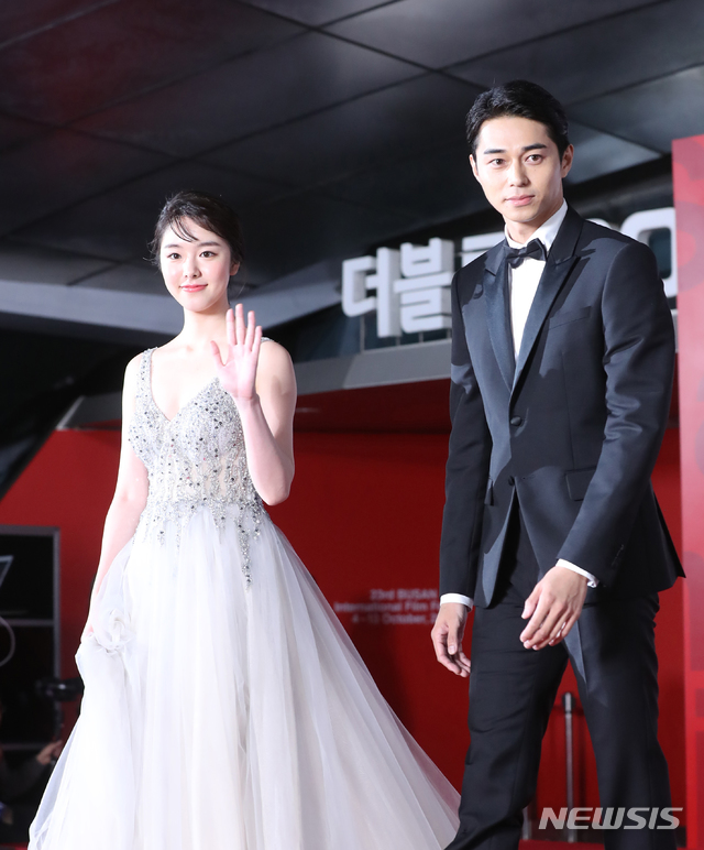 [부산=뉴시스] 조수정 기자 = 일본 영화 ‘아사코 I&II’ 배우 카라타 에리카, 히가시데 마사히로(오른쪽) 4일 오후 부산 해운대구 우동 영화의전당에서 열린 제23회 부산국제영화제(BIFF) 개막식에 참석하기 위해 레드카펫을 밟고 있다. 2018.10.04. chocrystal@newsis.com