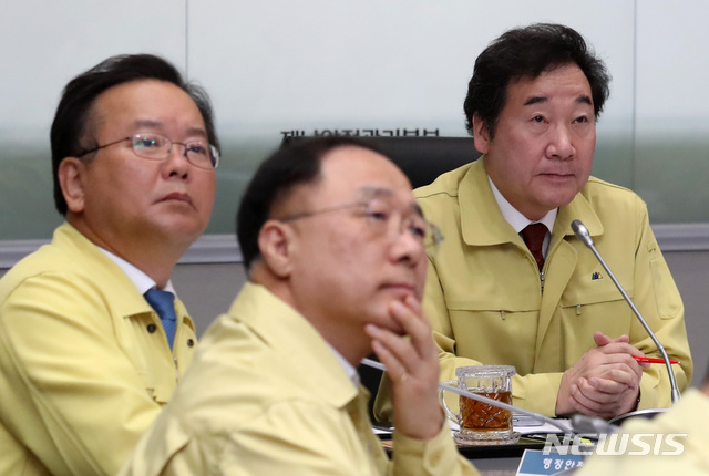 【서울=뉴시스】이영환 기자 = 이낙연 국무총리가 5일 오전 서울 종로구 정부서울청사 중앙재난상황실 서울상황센터에서 열린 제25호 태풍 콩레이 대처상황 점검회의에 참석해 지자체의 대처상황 관련 보고를 받고 있다.이낙연(오른쪽부터) 총리, 홍남기 국무조정실장, 김부겸 행정안전부 장관. 2018.10.05. 20hwan@newsis.com