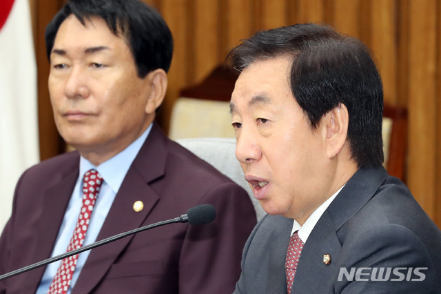 【서울=뉴시스】박영태 기자 = 5일 오전 서울 영등포구 여의도 국회에서 열린 자유한국당 원내대책회의에서 김성태 원내대표가 발언하고 있다. 2018.10.05.since1999@newsis.com