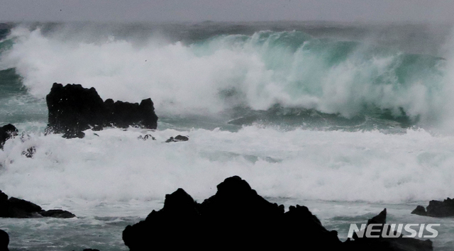 【서귀포=뉴시스】우장호 기자 = 제25호 태풍 '콩레이'(KONG-REY)가 우리나라를 향해 빠르게 북상 중인 5일 오전 제주 서귀포시 법환포구에 거친 파도가 몰아치고 있다. 2018.10.05. woo1223@newsis.com