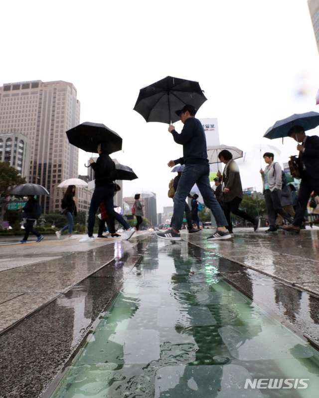 【서울=뉴시스】전진환 기자 = 태풍 콩레이의 영향으로 비가 내리는 5일 오전 서울 광화문광장에서 시민들이 우산을 쓰고 출근길을 재촉하고 있다. 2018.10.05. amin2@newsis.com