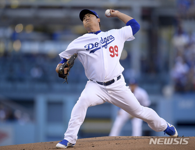 【로스앤젤레스=AP/뉴시스】 류현진(31·LA 다저스)은 5일(한국시간) 미국 캘리포니아주 로스앤젤레스의 다저스타디움에서 열린 애틀랜타 브레이브스와의 내셔널리그 디비전시리즈(NLDS) 1차전에 선발등판, 호투를 펼치고 있다.