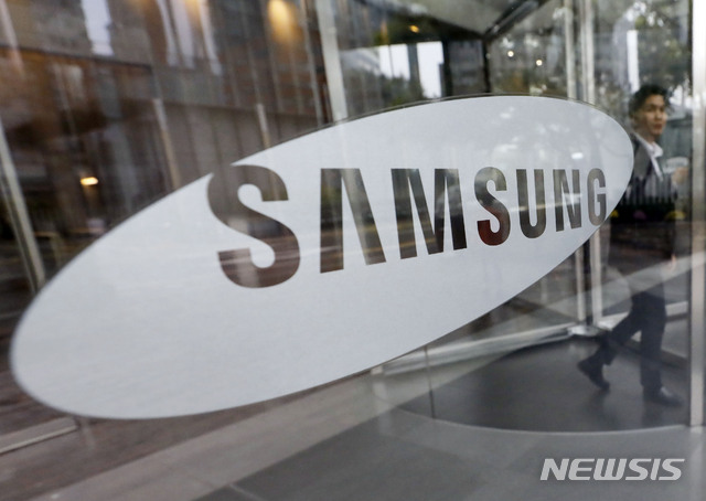 【서울=뉴시스】최동준 기자 = 삼성전자가 반도체 호황에 힘입어 올해 3분기 역대 최대 실적을 기록했다.&nbsp; 삼성전자는 3분기 연결기준 매출 65조원, 영업이익 17조5000억원을 잠정 집계됐다고 5일 공시했다. 이는 전년 대비 각각 4.75%, 20.44% 늘어난 수치이며, 전분기 대비 각각 11.15%, 17.69% 증가했다. 사진은 5일 서울 서초구 삼성전자 본사 모습. 2018.10.05. photocdj@newsis.com