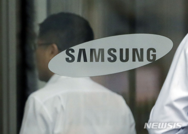【서울=뉴시스】최동준 기자 = 삼성전자가 반도체 호황에 힘입어 올해 3분기 역대 최대 실적을 기록했다.&nbsp;&nbsp;&nbsp; 삼성전자는 3분기 연결기준 매출 65조원, 영업이익 17조5000억원을 잠정 집계됐다고 5일 공시했다. 이는 전년 대비 각각 4.75%, 20.44% 늘어난 수치이며, 전분기 대비 각각 11.15%, 17.69% 증가했다. 사진은 5일 서울 서초구 삼성전자 본사 모습. 2018.10.05. photocdj@newsis.com