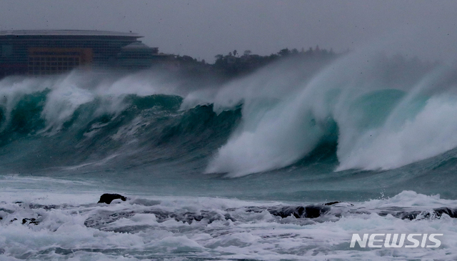 【서귀포=뉴시스】우장호 기자 = 제25호 태풍 '콩레이'(KONG-REY)가 우리나라를 향해 빠르게 북상 중인 5일 오전 제주 서귀포시 예래동 인근 해안가에 큰 파도가 몰아치고 있다. 2018.10.05.&nbsp; woo1223@newsis.com