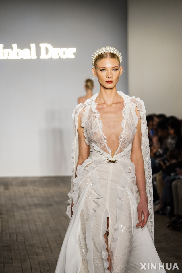 이 웨딩드레스 입고 신부입장할 수 있수?