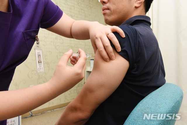 【울산=뉴시스】보건복지부와 건강보험심사평가원 '2019년 비급여 진료비용' 조사결과에 따르면 대상포진과 로타바이러스 등 예방접종료에서도 병원별로 비급여 비용 차이가 최대 2.5~2.9배 나는 것으로 나타났다. 사진은 기사와 관련 없음. (사진=뉴시스DB) bbs@newsis.com.