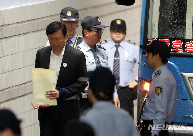 【서울=뉴시스】조성봉 기자 = '롯데 오너가 비리' 혐의로 법정구속된 신동빈 롯데그룹 회장이 5일 오후 서울 서초구 서울고등법원에서 열린 항소심 선고에 출석하고 있다. 2018.10.05.suncho21@newsis.com