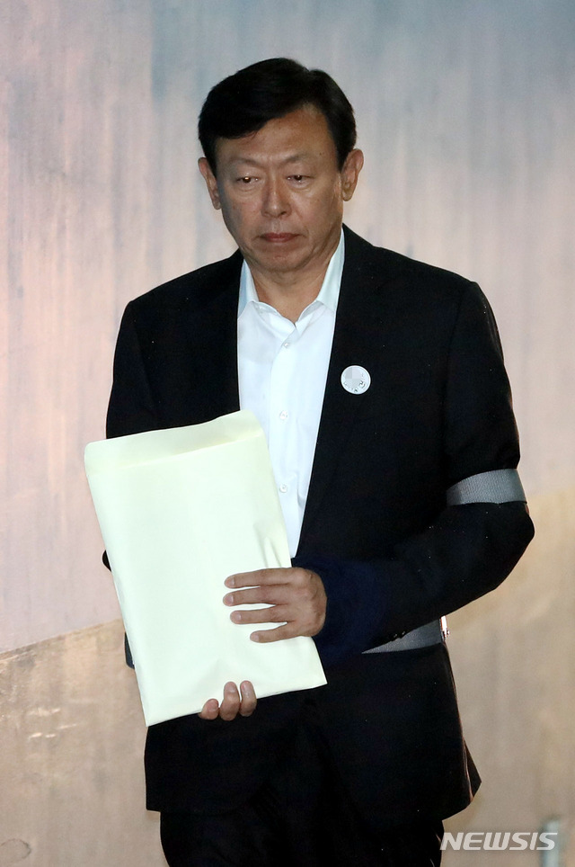 【서울=뉴시스】조성봉 기자 = '롯데 오너가 비리' 혐의로 법정구속된 신동빈 롯데그룹 회장이 5일 오후 서울 서초구 서울고등법원에서 열린 항소심 선고에 출석하고 있다. 2018.10.05. suncho21@newsis.com