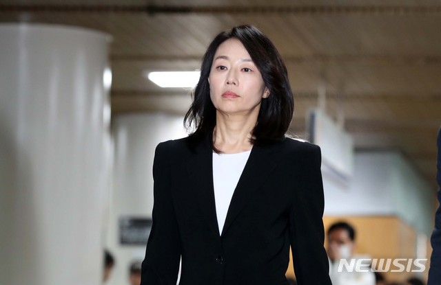 【서울=뉴시스】고범준 기자 = 조윤선 전 문화체육관광부 장관이 5일 오후 서울 서초구 서울중앙지방법원에서 열린 화이트리스트’ 사건과 관련 1심 선고 재판에 출석하고 있다. 2018.10.05. bjko@newsis.com