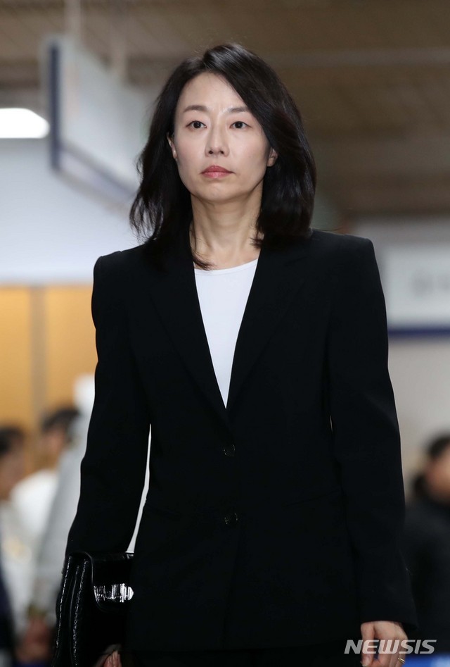 【서울=뉴시스】고범준 기자 = 조윤선 전 문화체육관광부 장관이 5일 오후 서울 서초구 서울중앙지방법원에서 열린 화이트리스트’ 사건과 관련 1심 선고 재판에 출석하고 있다. 2018.10.05. bjko@newsis.com