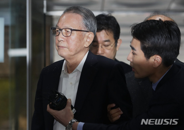 【서울=뉴시스】최동준 기자 = '화이트리스트' 혐의 김기춘 전 청와대 비서실장이 5일 서울 서초구 서울중앙지방법원에서 열린 선고 공판에 출석하고 있다. 2018.10.05.&nbsp; photocdj@newsis.com