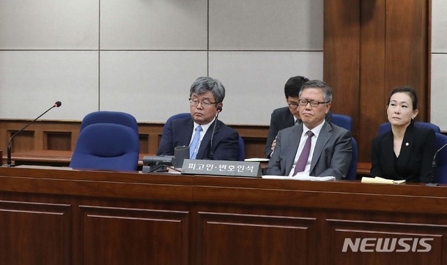 【서울=뉴시스】 사진공동취재단 = 자동차 부품사 '다스'의 자금을 횡령하고 삼성 등에서 거액의 뇌물을 챙긴 혐의로 기소된 이명박 전 대통령의 1심 선고 공판이 5일 오후 서울 서초동 서울중앙지법 417호 대법정에서 열리고 있다. 이 전 대통령은 건강상의 이유로 불출석 해 좌석이 비어있다. 2018.10.05.&nbsp; photo@newsis.com