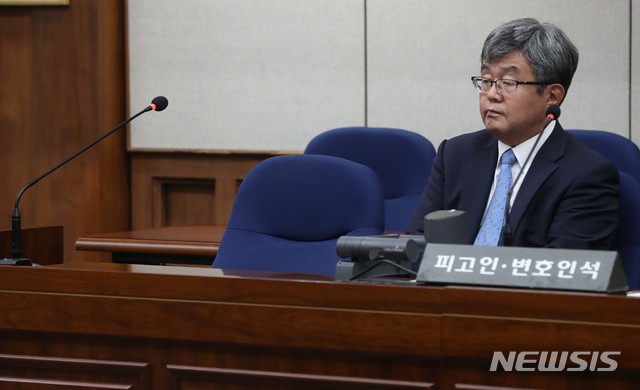 【서울=뉴시스】 사진공동취재단 = 자동차 부품사 '다스'의 자금을 횡령하고 삼성 등에서 거액의 뇌물을 챙긴 혐의로 기소된 이명박 전 대통령의 1심 선고 공판이 5일 오후 서울 서초동 서울중앙지법 417호 대법정에서 열리고 있다. 이 전 대통령은 건강상의 이유로 불출석 해 변호인 옆 피고인의 자리가 비어 있다. 2018.10.05. photo@newsis.com