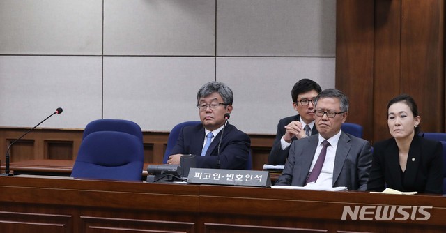 【서울=뉴시스】 사진공동취재단 = 다스 자금을 횡령하고 삼성 등에서 거액의 뇌물을 챙긴 혐의로 기소된 이명박 전 대통령의 1심 선고 공판이 5일 오후 서울 서초동 서울중앙지법 417호 대법정에서 열리고 있다. 2018.10.05. photo@newsis.com