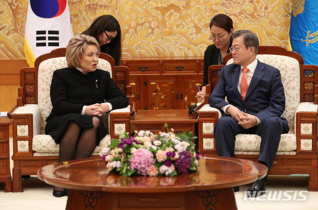 【서울=뉴시스】박진희 기자 = 문재인 대통령이 5일 청와대 접견실에서 발렌티나 이바노브나 마트비엔코 러시아 상원의장을 접견하고 있다. 2018.10.05.&nbsp; pak7130@newsis.com