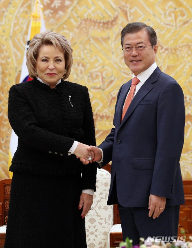 【서울=뉴시스】박진희 기자 = 문재인 대통령이 5일 청와대 접견실에서 발렌티나 이바노브나 마트비엔코 러시아 상원의장을 접견하고 있다. 2018.10.05.&nbsp; pak7130@newsis.com