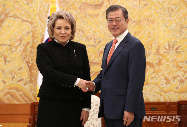 【서울=뉴시스】박진희 기자 = 문재인 대통령이 5일 청와대 접견실에서 발렌티나 이바노브나 마트비엔코 러시아 상원의장을 접견하고 있다. 2018.10.05.&nbsp; pak7130@newsis.com